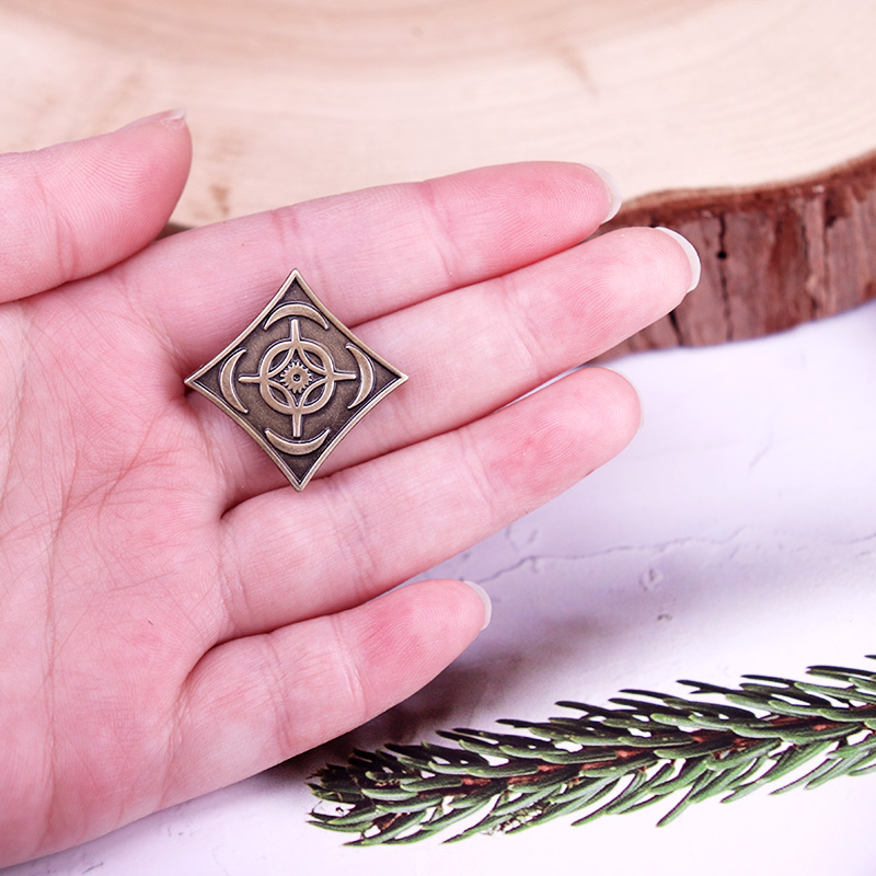 Distintivo simbolo Cosmere Sto - Vintage Fashion Archive recensione e prezzo